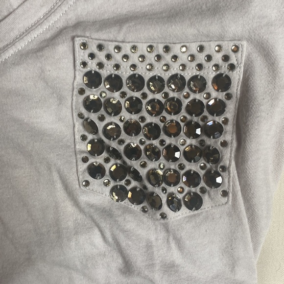 White V-Neck Top with Leopard Pocket - Picture 5 of 11